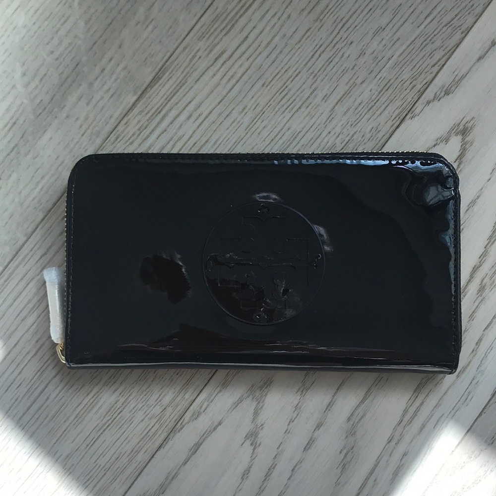 Tory Burch Patent leather black zip wallet